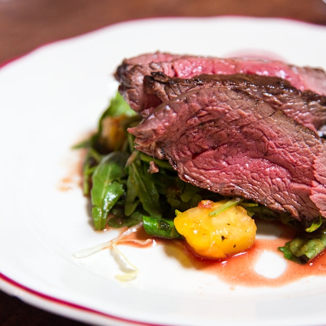 Carne roja sobre rúcula