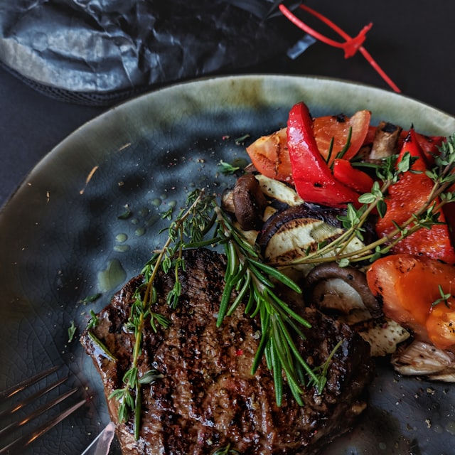 Carne a la brasa con verduras